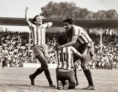 Celebración de jugadores del Atlético Morelia frente a Chivas